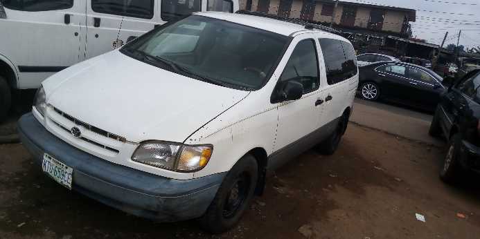 Toyota sienna 2000 model available for sales