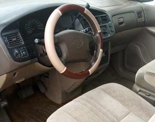 Toyota sienna 2000 model available for sales
