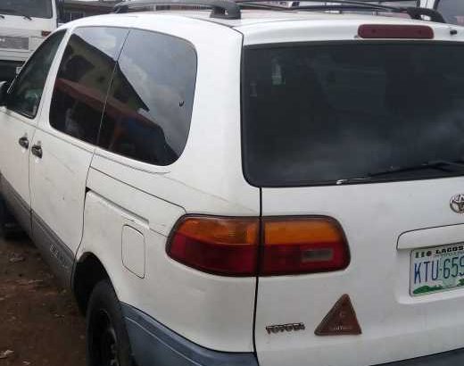 Toyota sienna 2000 model available for sales